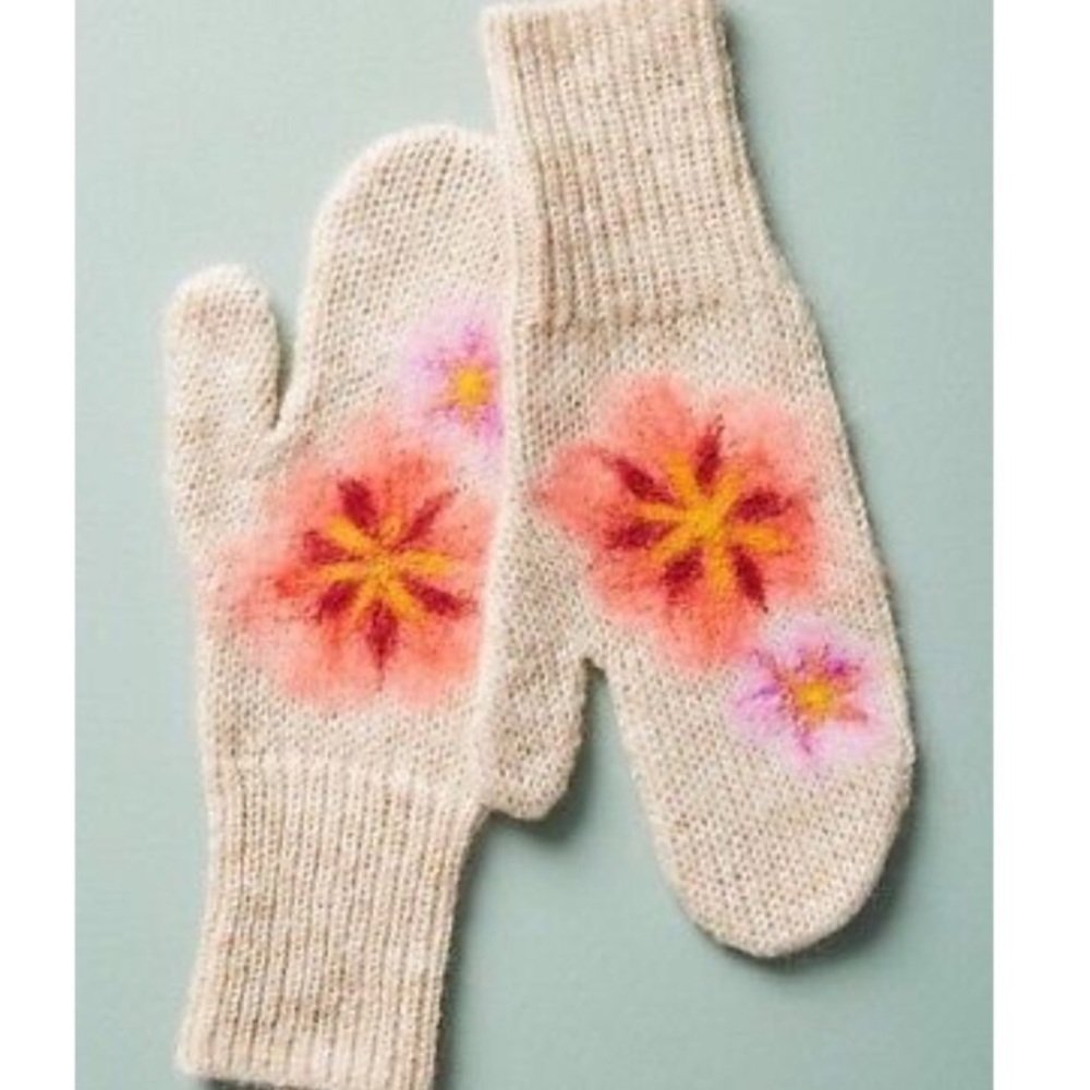 NWT Anthropologie mittens 0/S